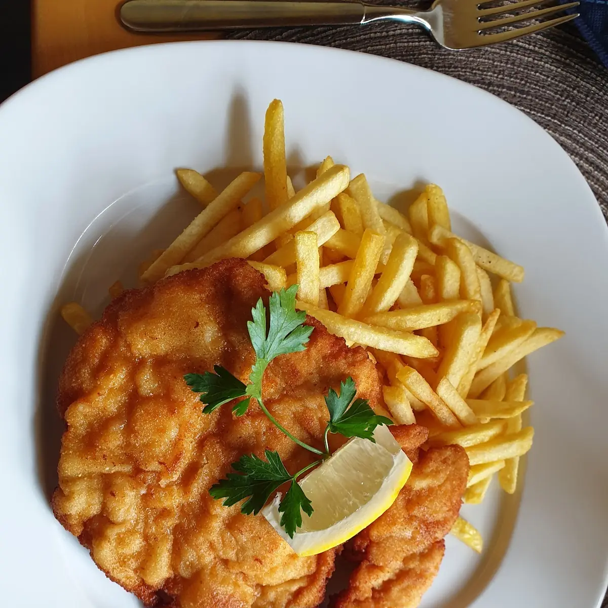 Wiener Schnitzel Vom Huhn Mit Pommes