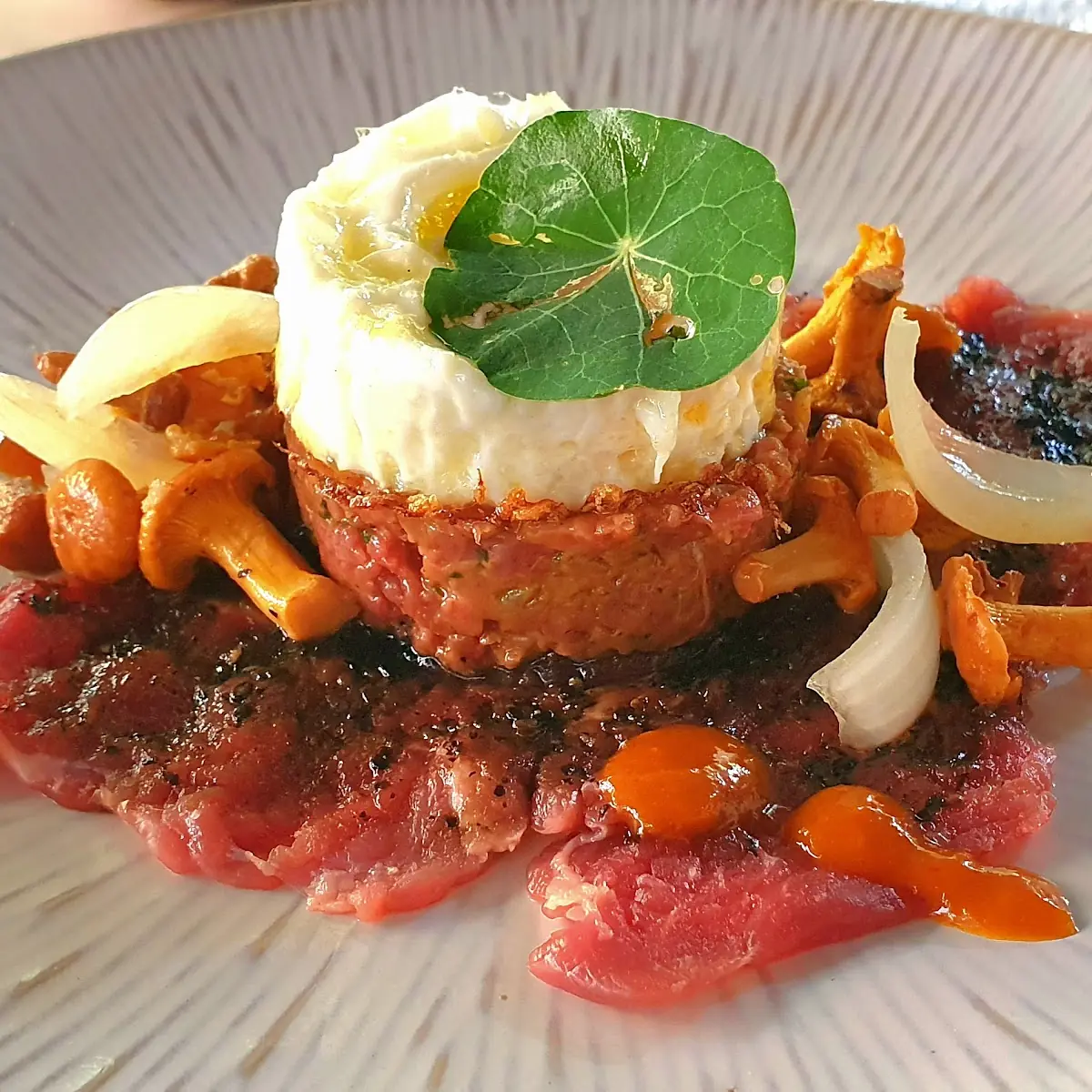 Carpaccio Beef Tatar Und Eierschwammerl