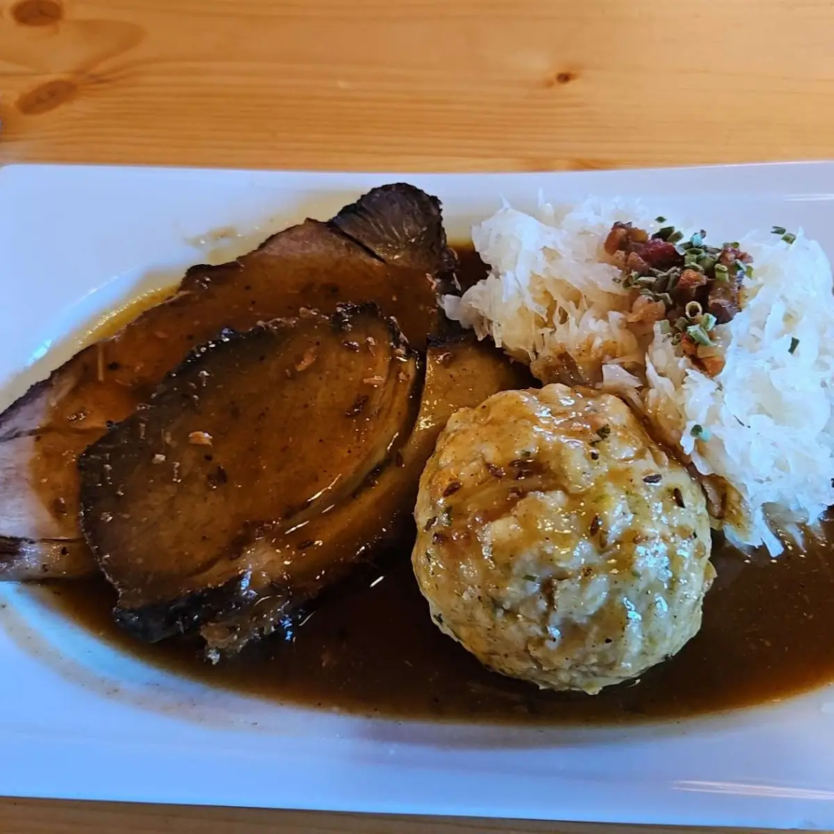 Schweinsbraten Mit Sauerkraut Und Semmelknödel