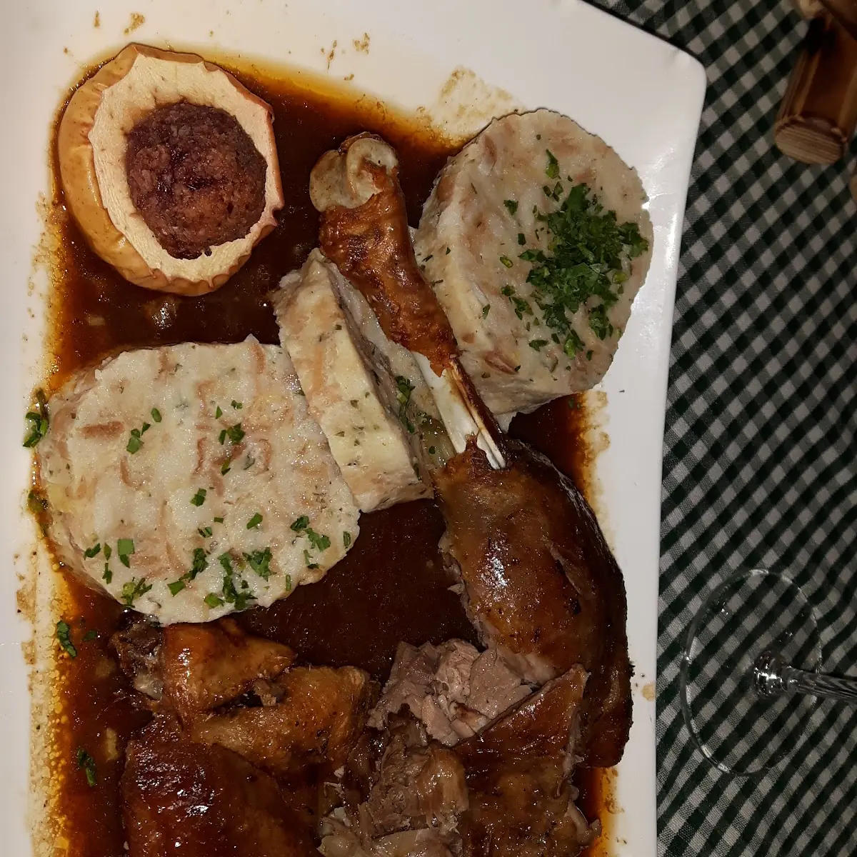 Gansl Mit Serviettenknödel