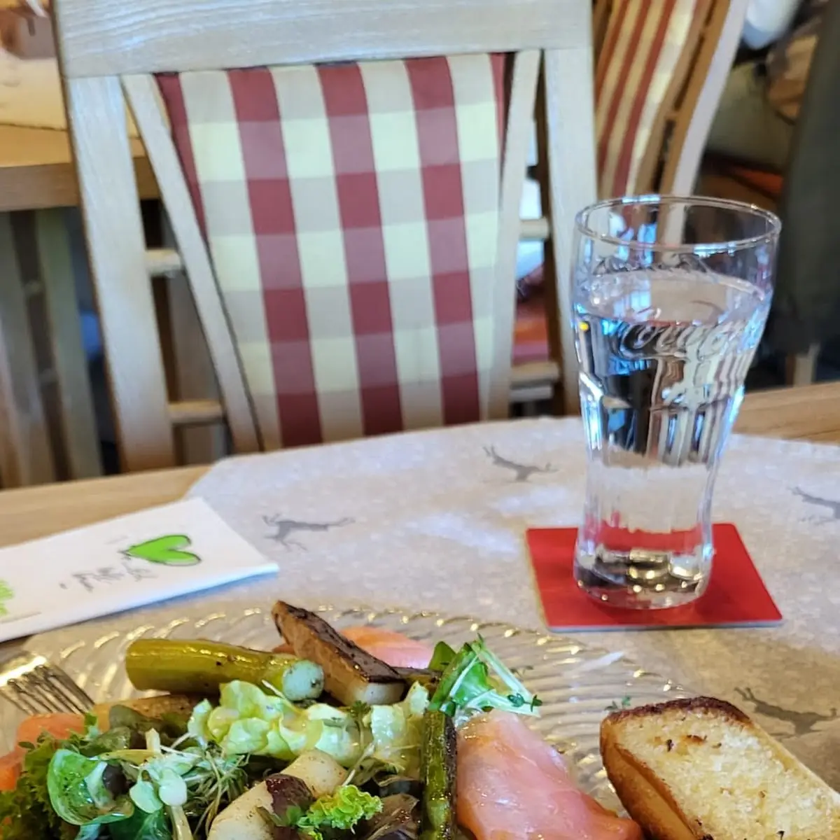 Spargel Mit Lachs Auf Blattsalat