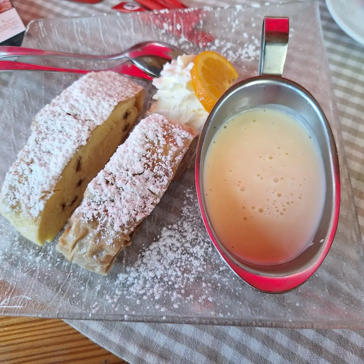Topfen U Apfelstrude Mit Vanillesauce