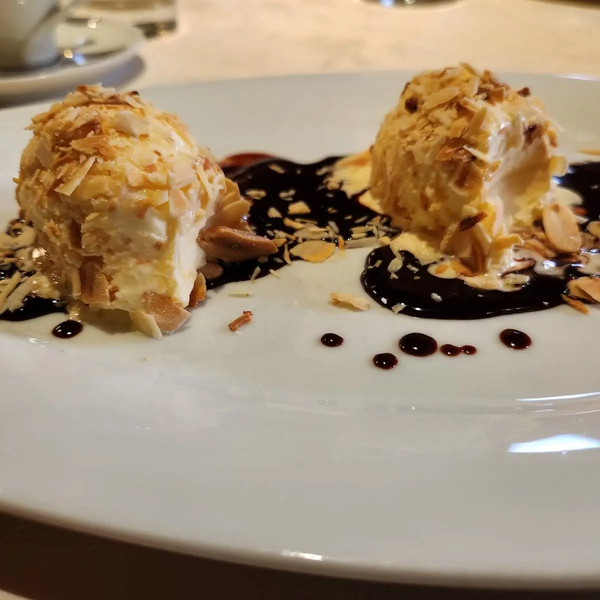 Eisknödel Mit Nusspanade