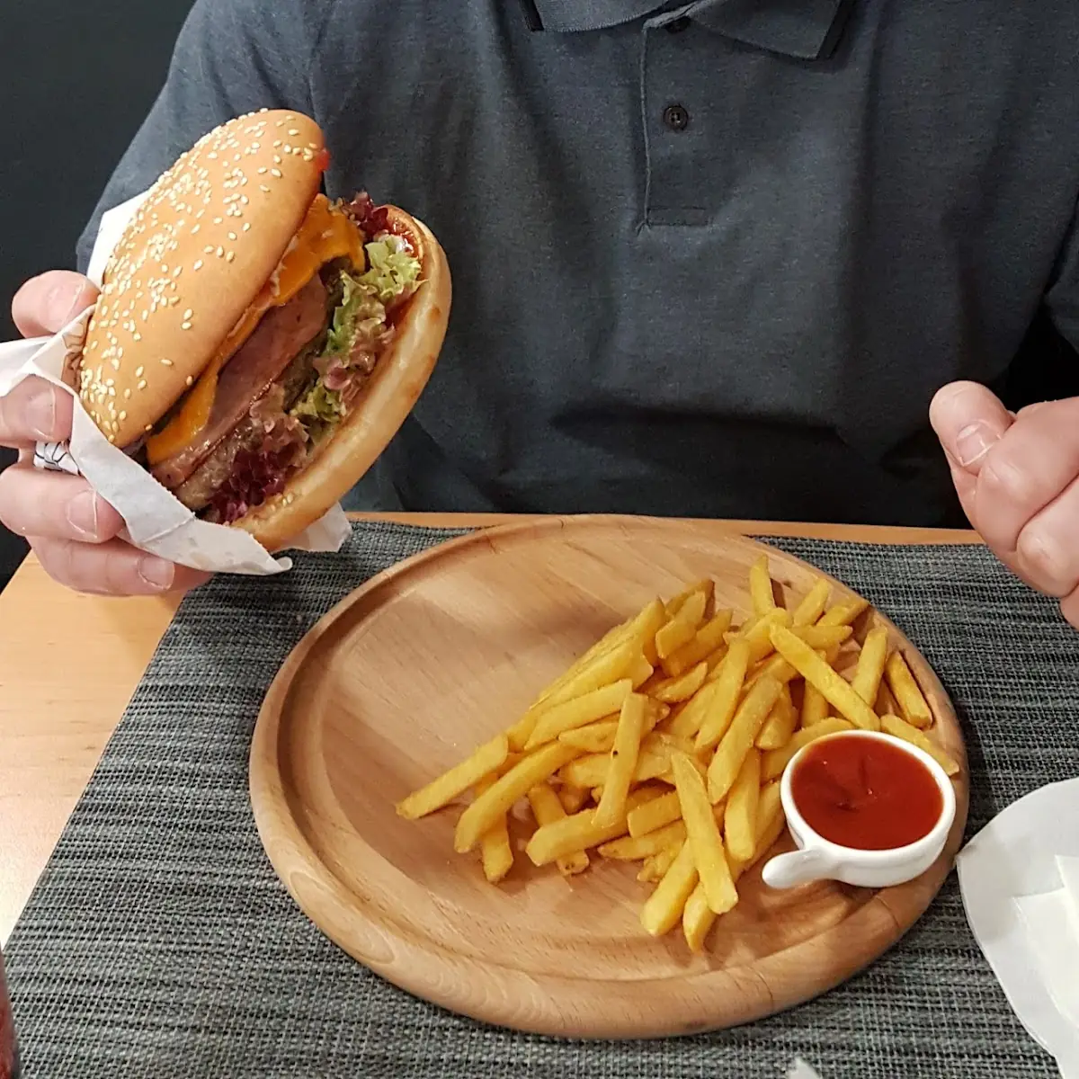 Arizona Burger Mit Pommes