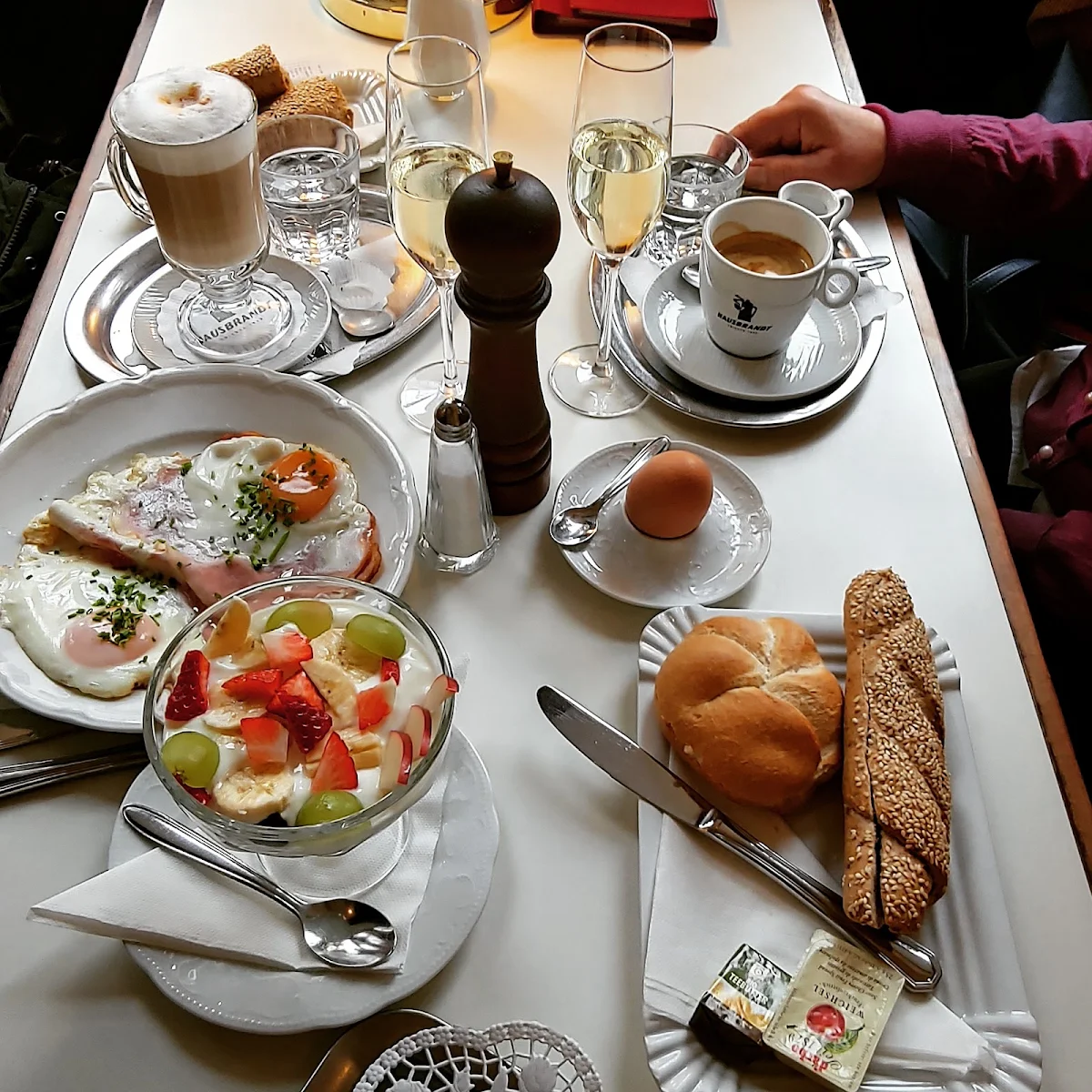 Ham & Eggs Und Früchtemüsli