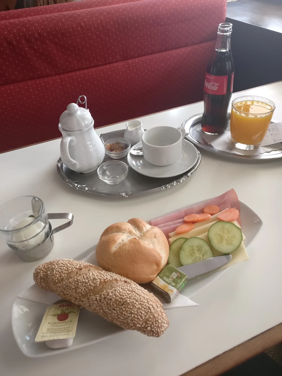 Mödlinger Frühstück Mit Ei Im Glas Und Frisch Gepressten Orangensaft D