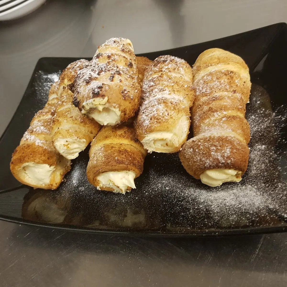 Canoncini Ripieni Con Crema Pasticera