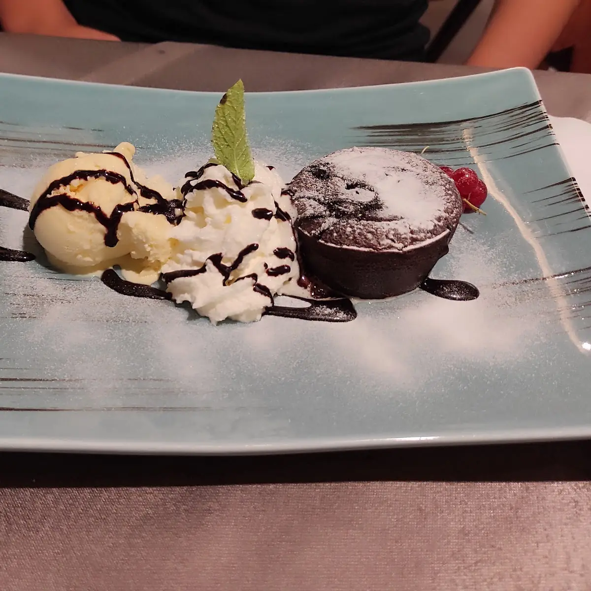 Warmer Schokokuchen Mit Flüssigem Kern Vanille Eis Und Sahne