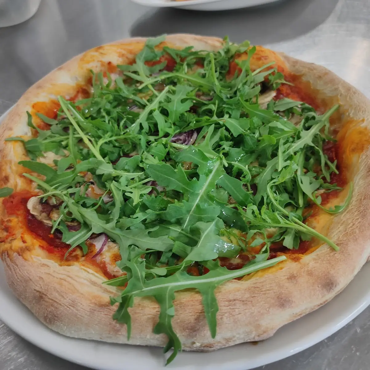 Pizza Napoletana Con Rucola Cipolla