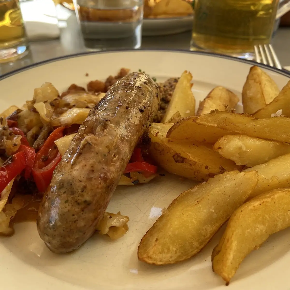 Bratwurst Mit Kümmelkraut Bratkartoffeln Und Senf