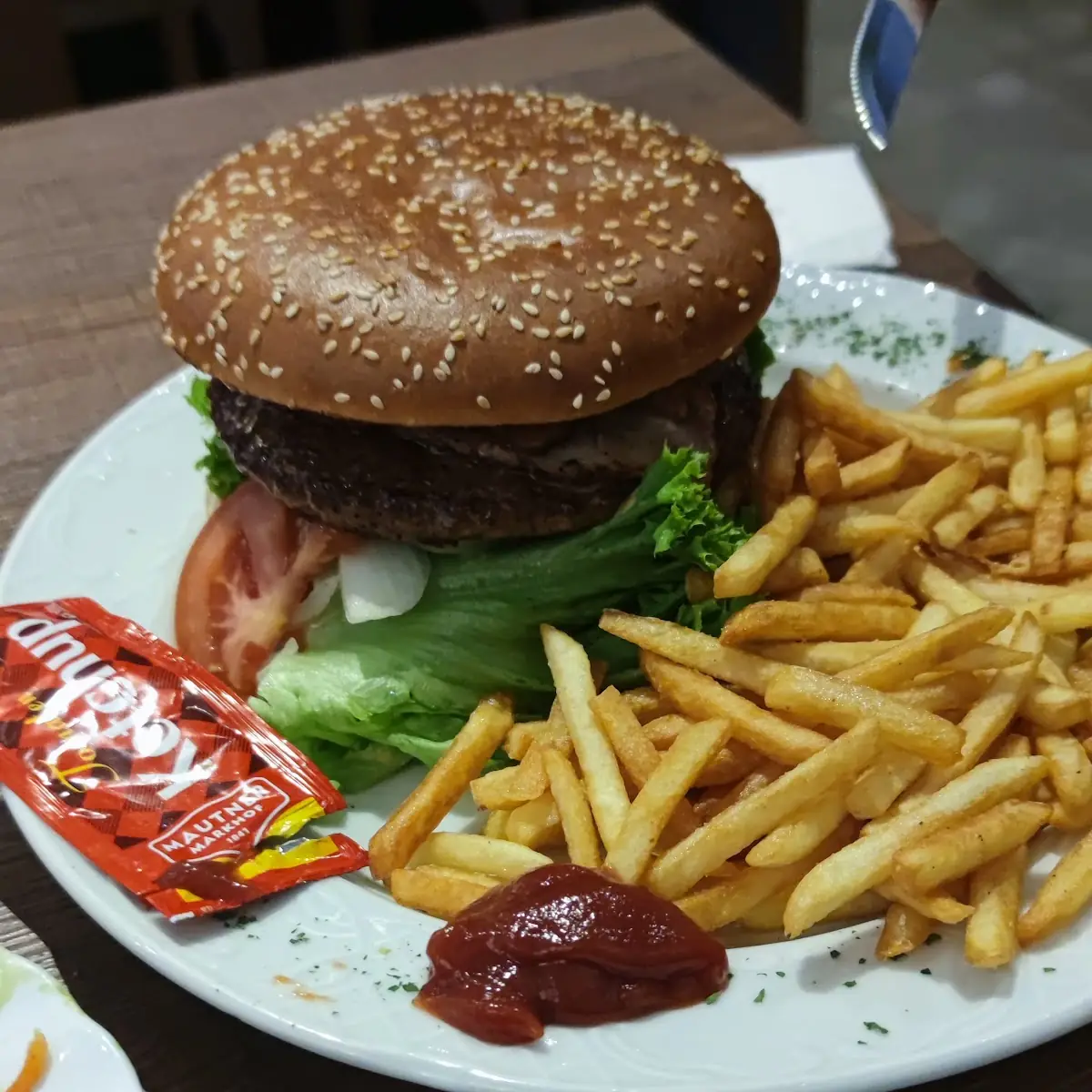 Burger Mit Pommes
