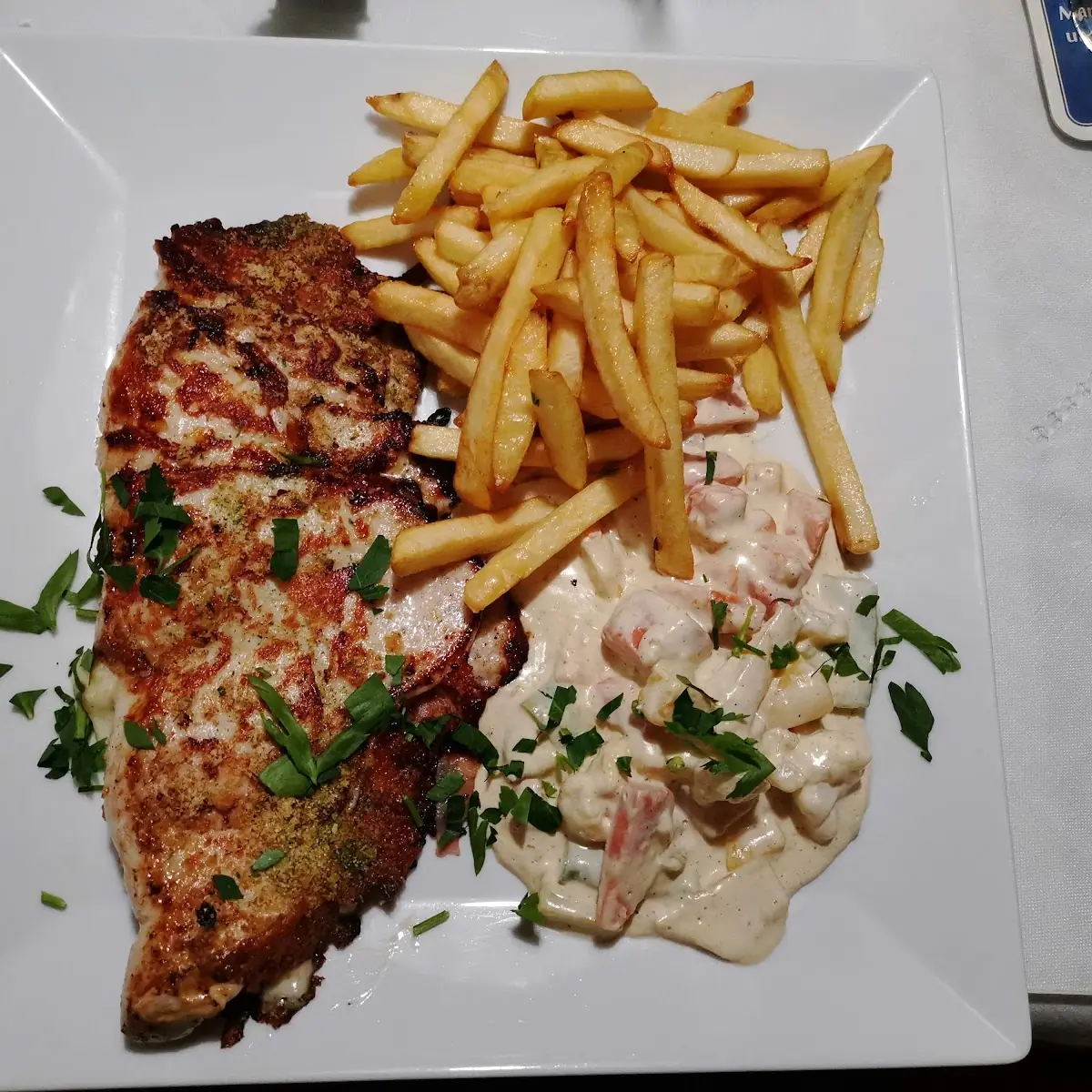 Hühnferfilet Gefüllt Mit Schinken Und Käse Dazu Cremiges Gemüse Und Pommes