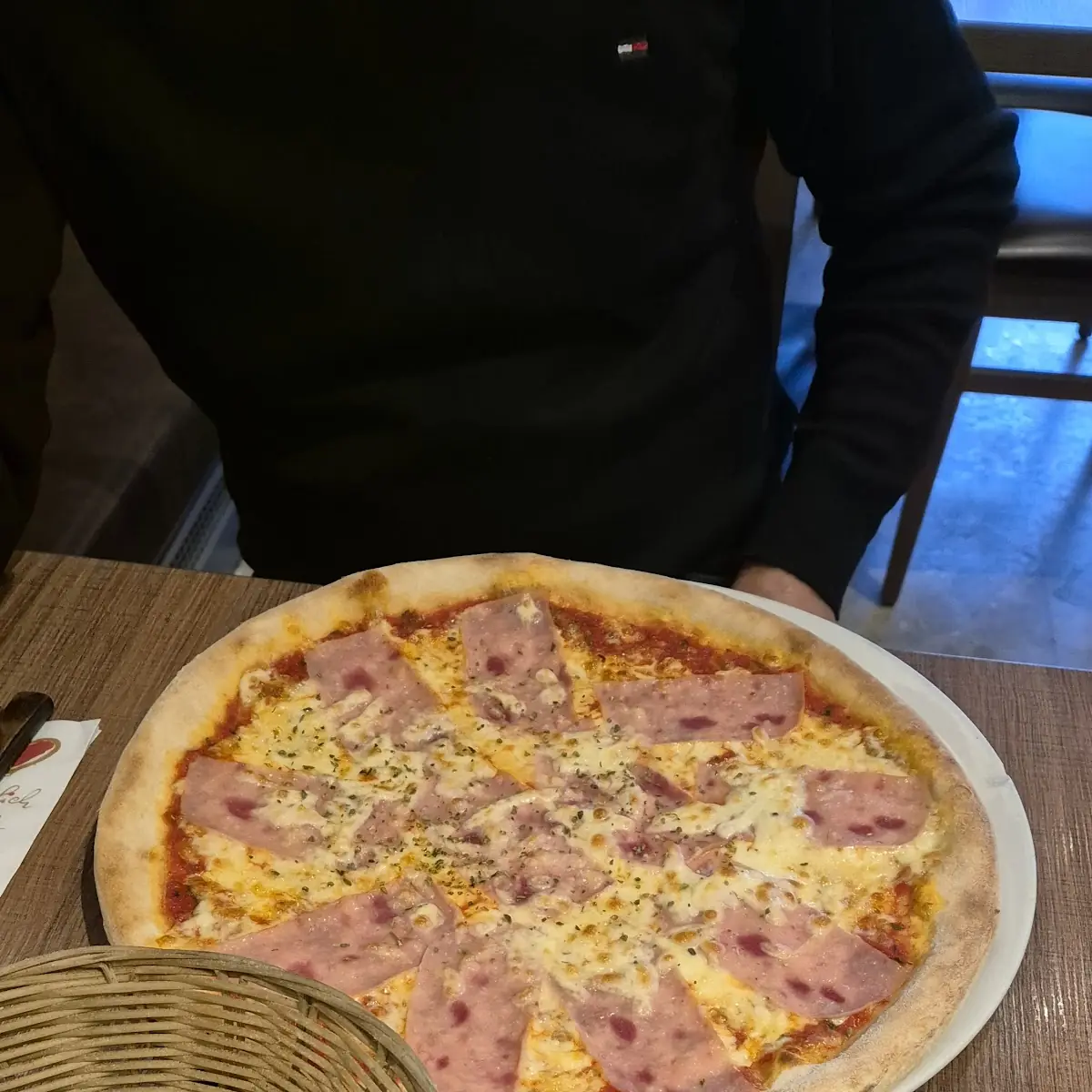 Pizza Mit Salami Und Paprika