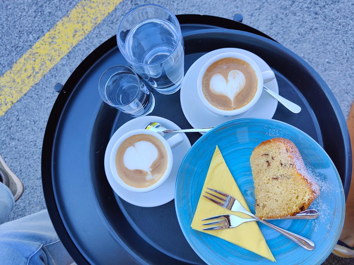 Cappuccino Mit Eierlikörkuchen, Deluke Coffee