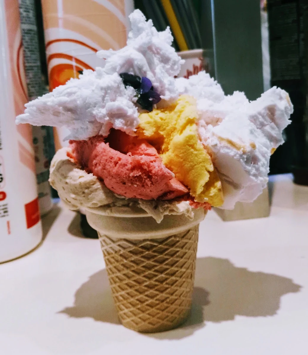 Zuckerbecher Mit Diversen Eissorten Veilchen Haselnuss Etc