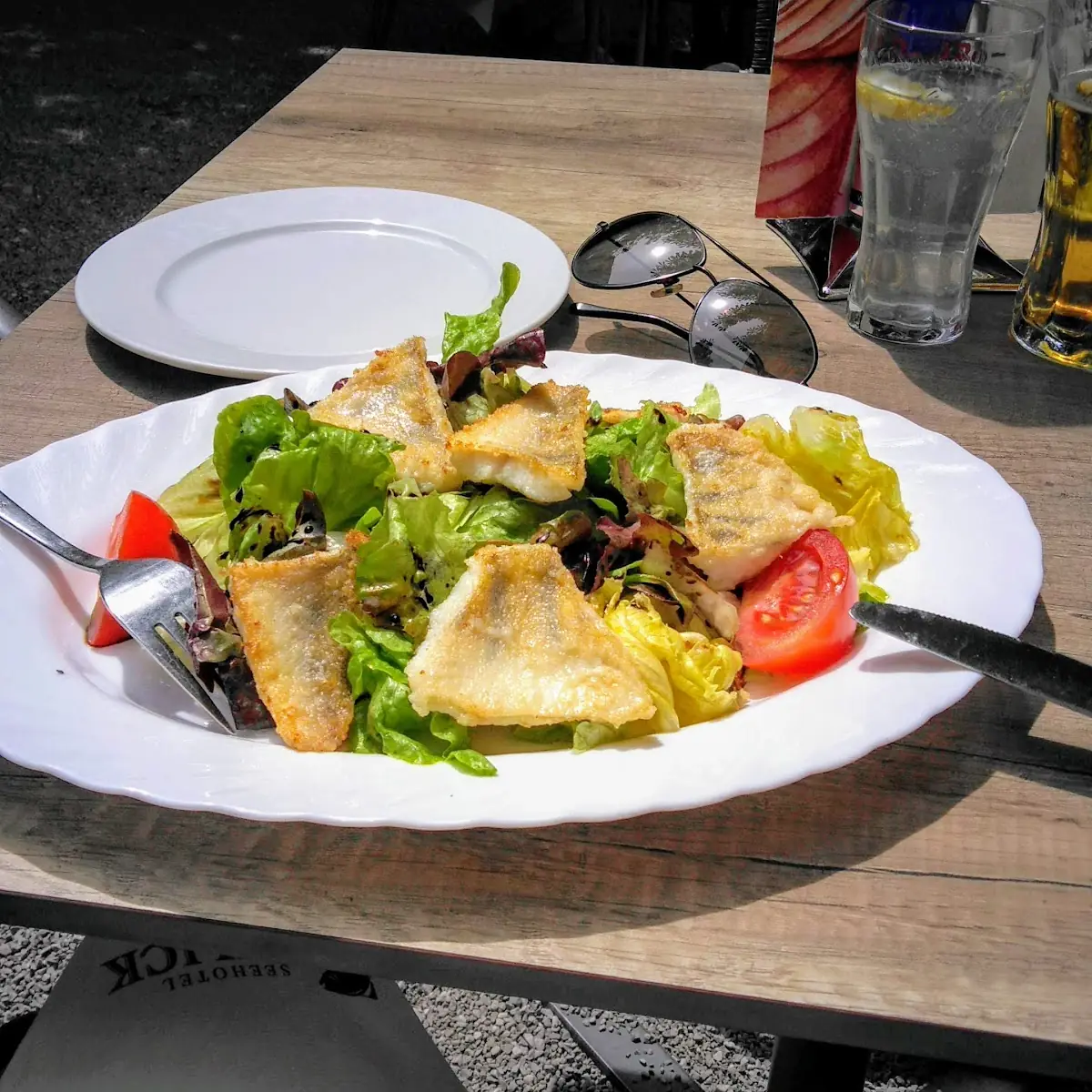 Gegrillter Fisch Auf Blattsalat
