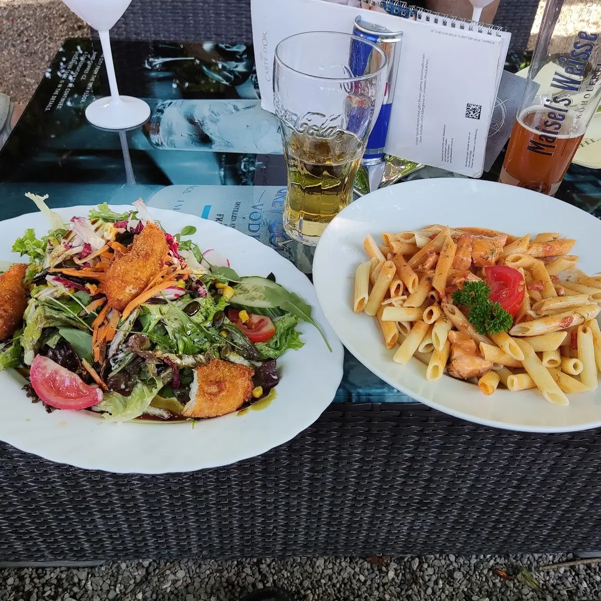 Steirischer Backhendlsalat Und Penne Mit Lachsforellenstreifen
