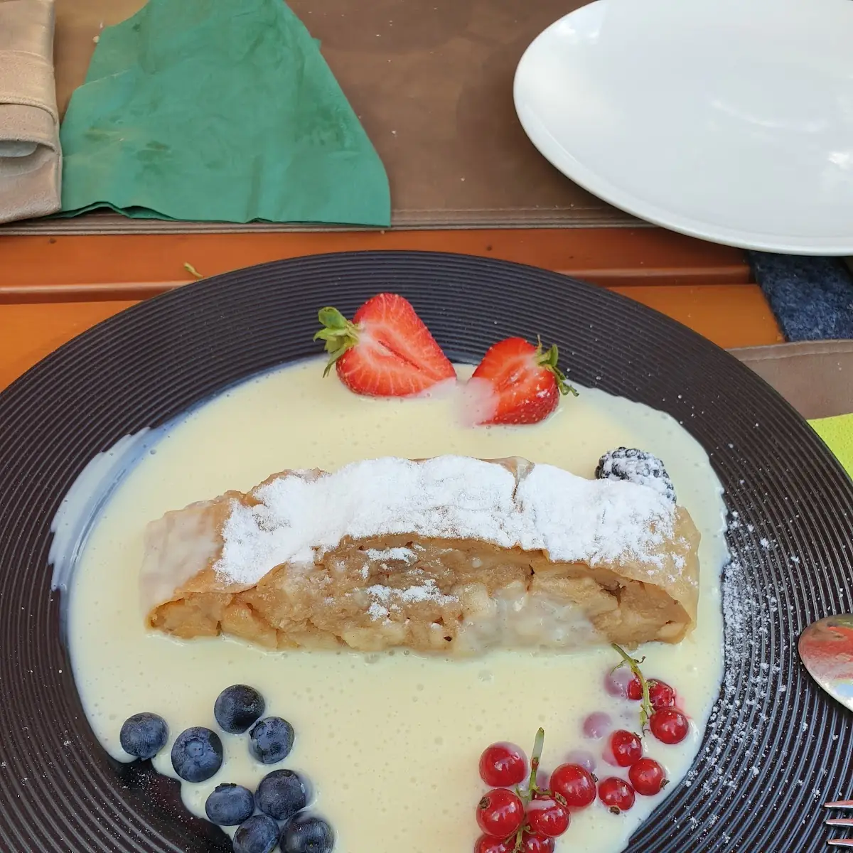 Apple Strudel W Vanilla Sauce