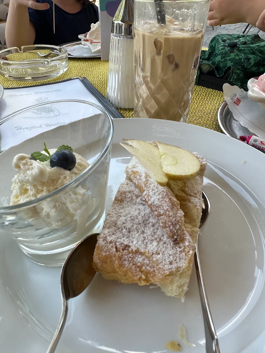 Frischer Apfelstrudel Mit Vanilleeis