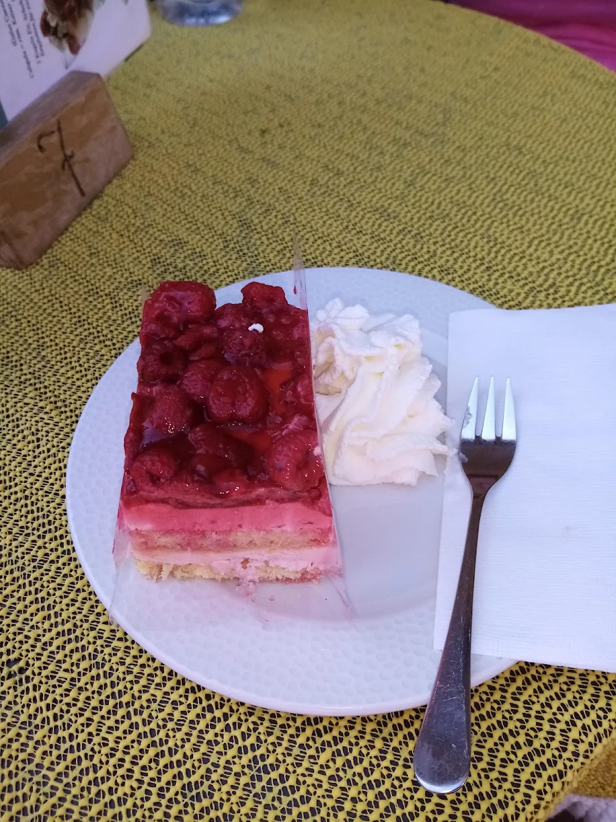 Raspberry Cheesecake with Cream