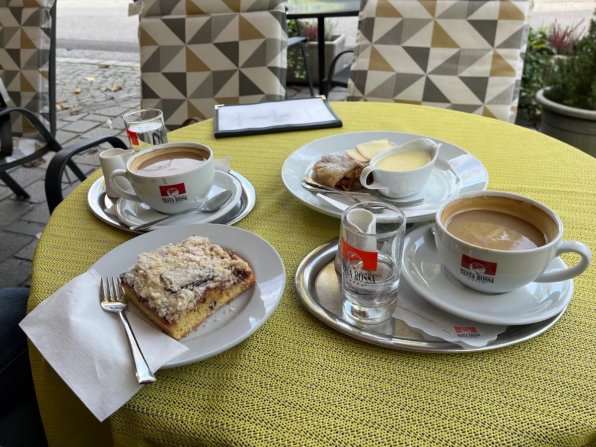Warmer Apfelstrudel Mit Sahne