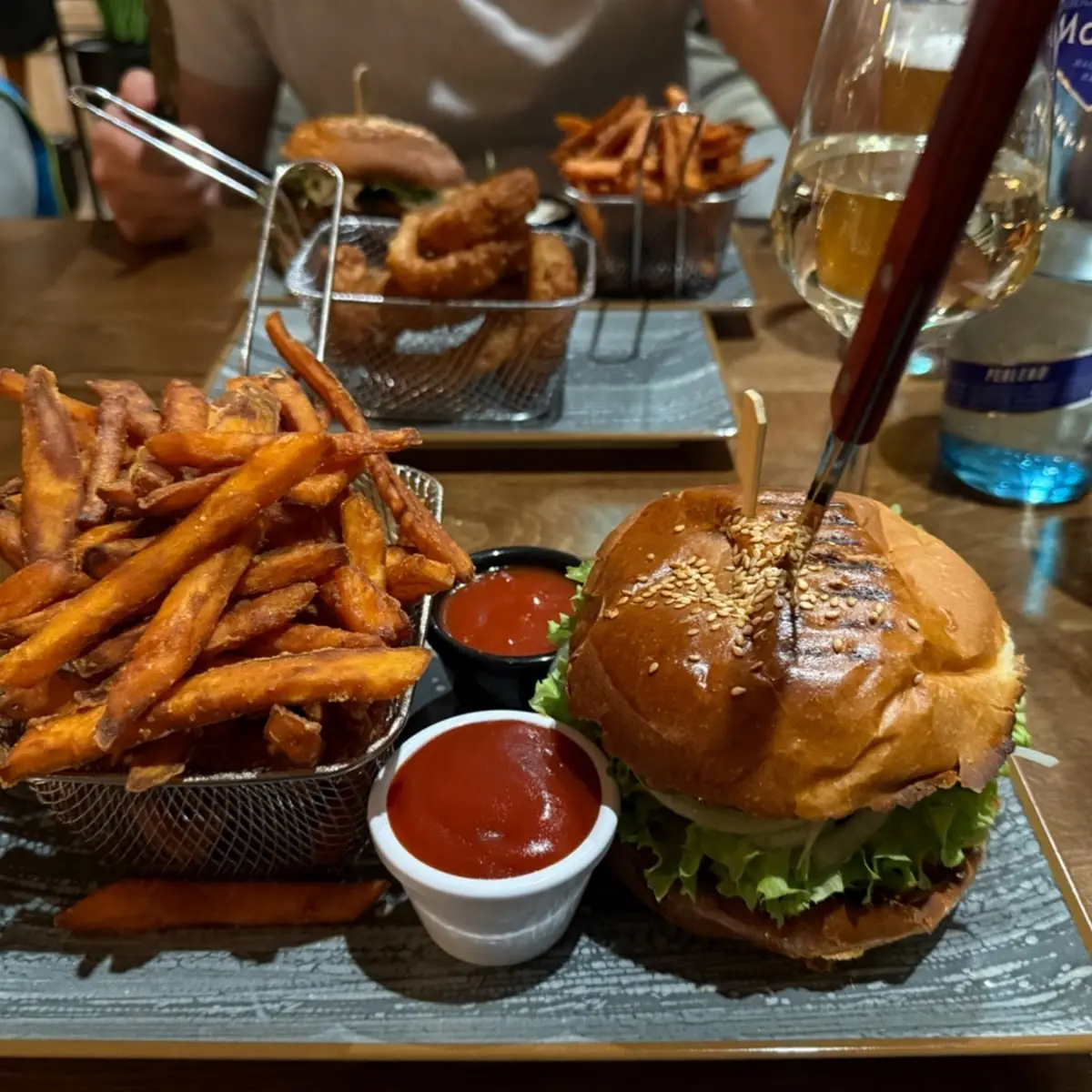 Cheeseburger Mit Süßkartoffel Pommes Frites Ketchup Und Haussauce
