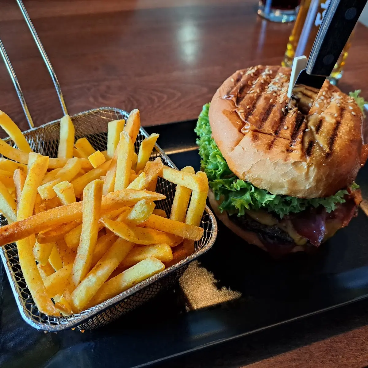 Double Classic Burger Mit Pommes