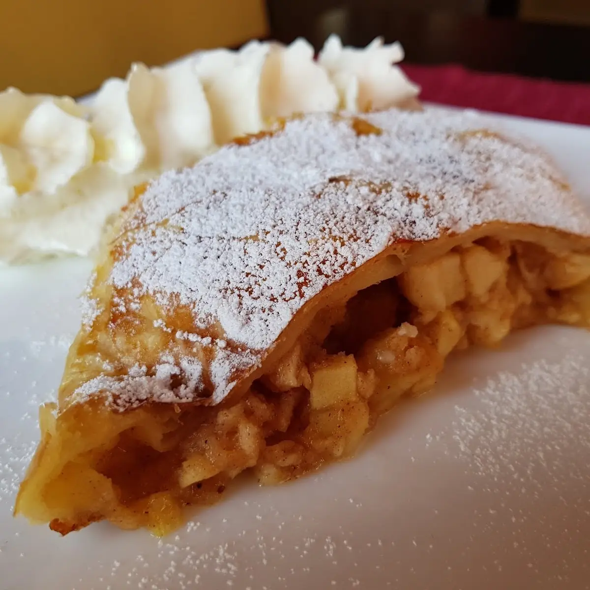 Apfelstrudel Mit Vanillesauce