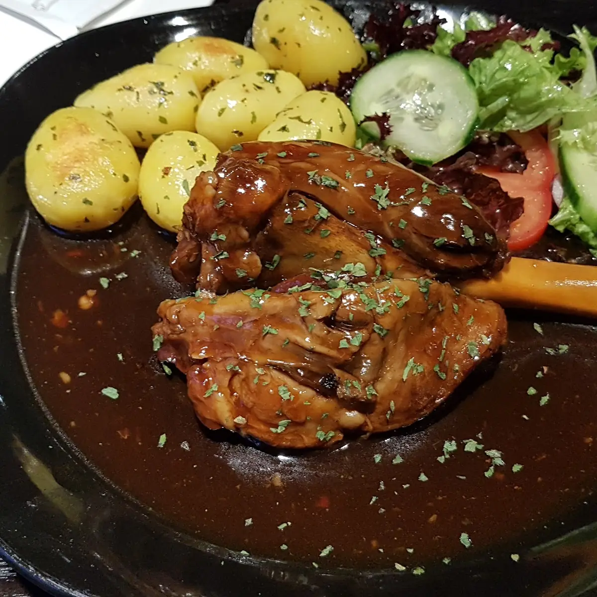 Geschmorte Lammstelze Mit Bäbykartoffel