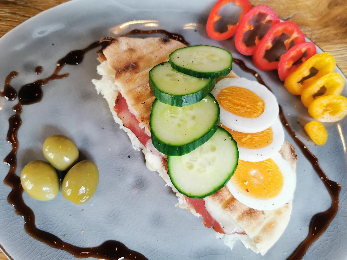 Fladenbrot Toast Mit Schopfspeck Eier Und Gemüse