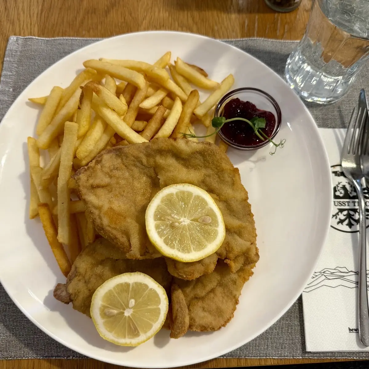 Wiener Schnitzel Vom Milchkalb Mit Pommes