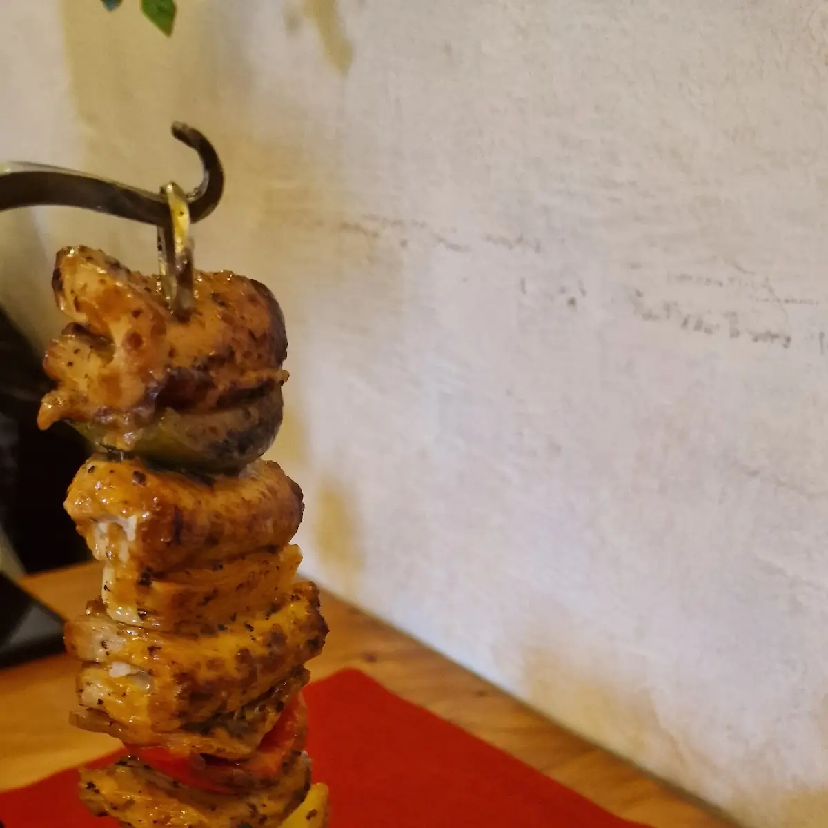 Galgenspieß Mit Pikanten Kartoffel-wedges Und Gemüse