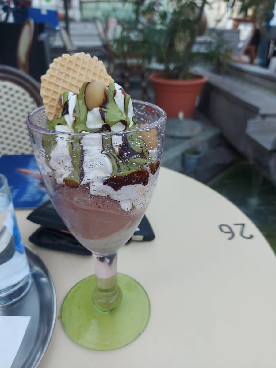 Eisbecher Mit Frischen Früchten