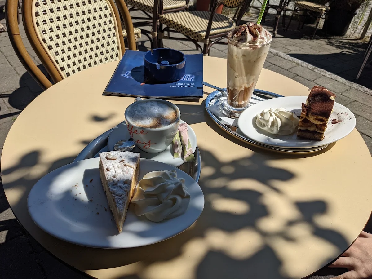 Torta Della Nonna Und Tiramisu