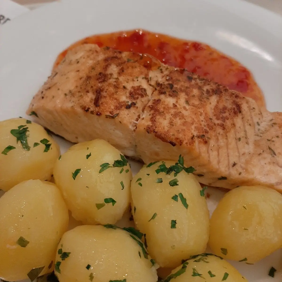 Lachsfilet Mit Petersilkartoffeln