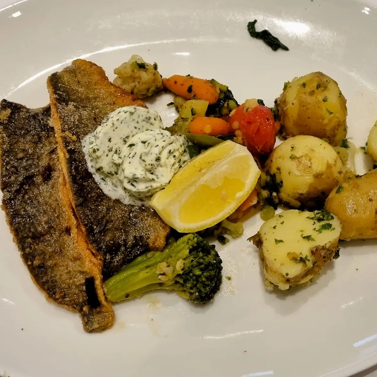 Gebratenes Bachsaiblingfilet Aus Dem Salzkammergut Mit Erdäpfel Kräuterbutter Und Blattsalat