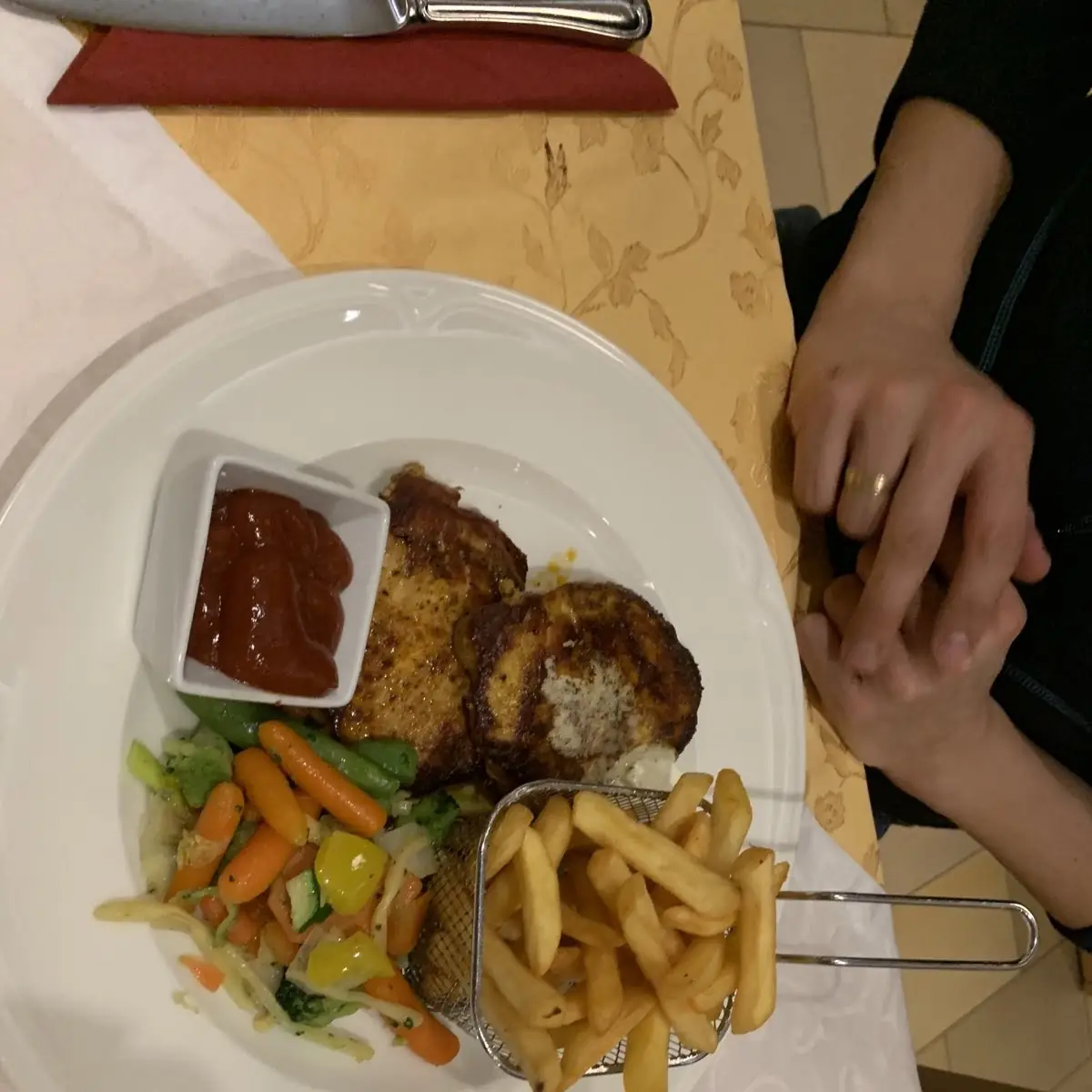 Grill Kotelett Mit Gemüse Und Pommes Fritz
