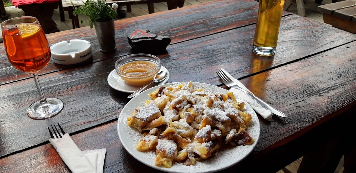 Kaiserschmarrn Mit Apfelmus Und Pflaumengröstl