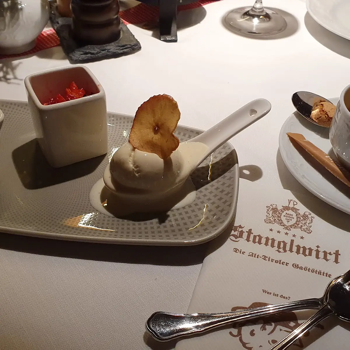 Rhabarber-crumble Erdbeer M Minze Vanilleeis