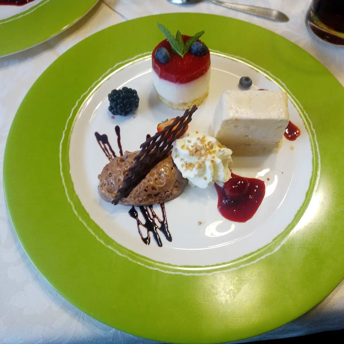 Fein Garnierte Schafskäseterrine