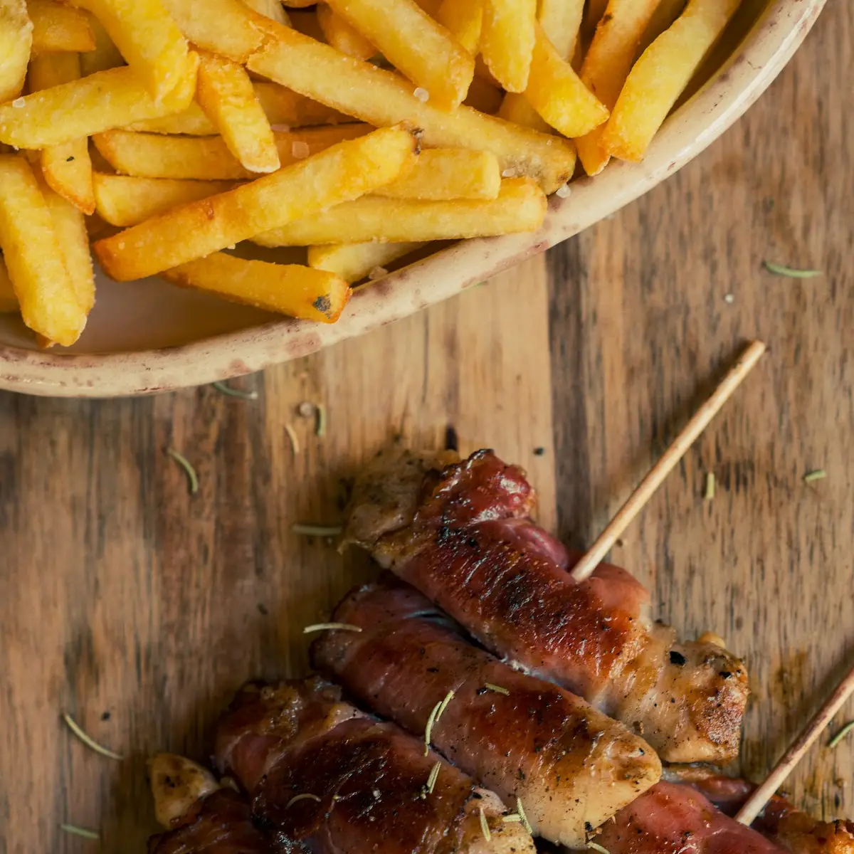 Hühnerspieß Im Speckmantel Mit Pommes Frites