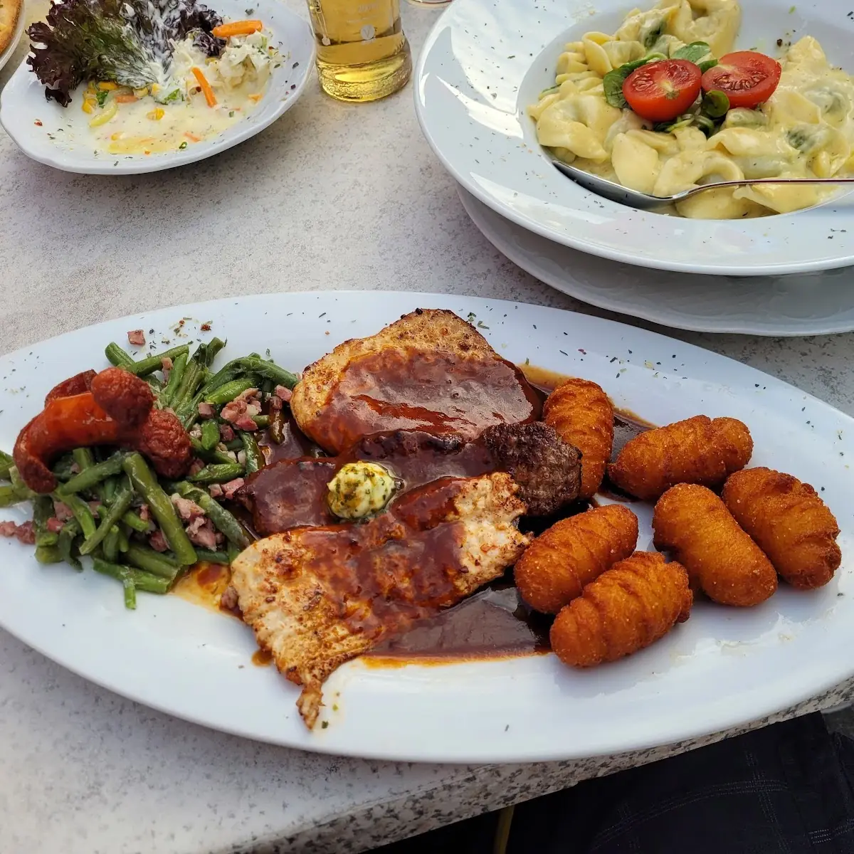 Schweinefiletmedaillons Mit Kroketten Und Bohnen Im Speck