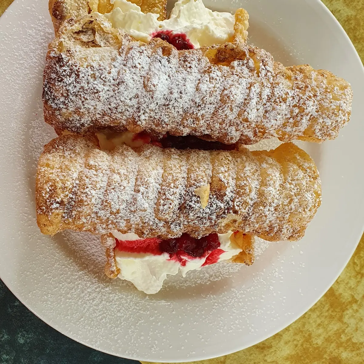 Gefüllte Spagatkrapfen Mit Preiselbeeren Und Schlagoberst