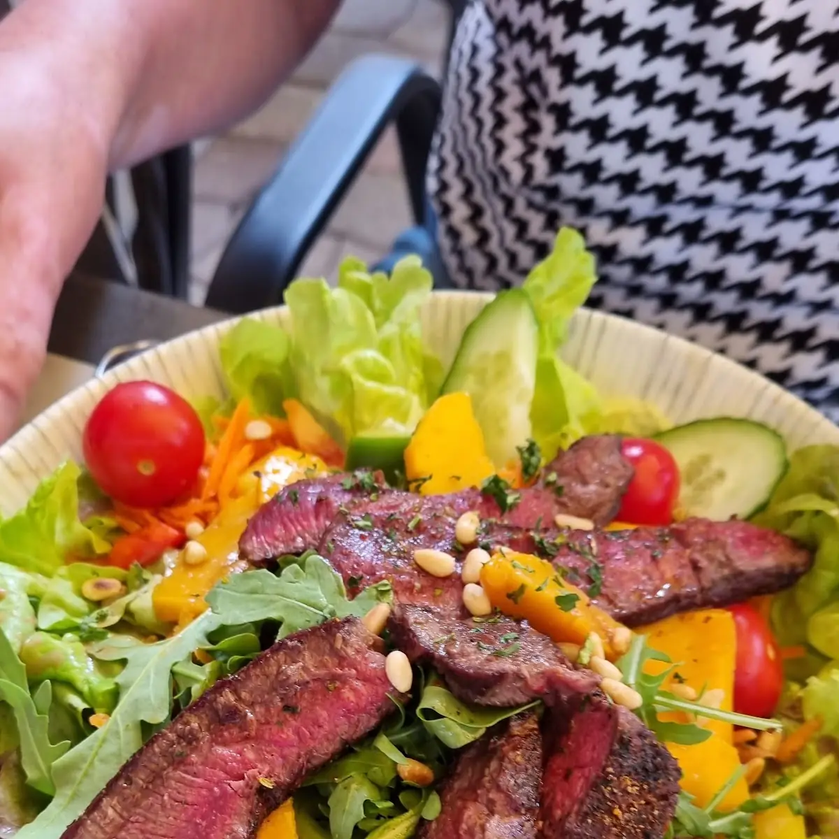 Salatteller Mit Rosa Gebratenen Filet Und Mangostreifen