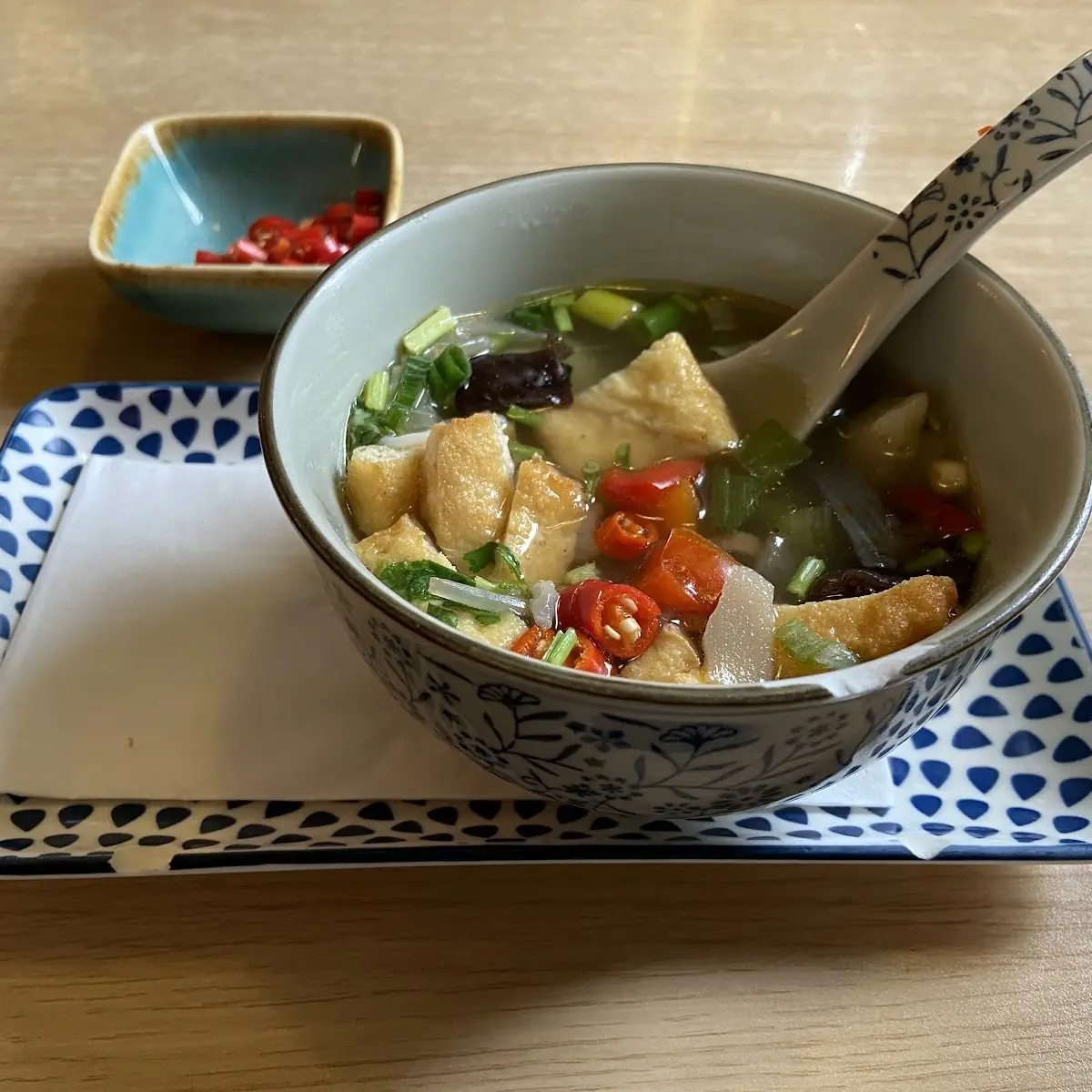 Sehr Schmackhafte Menü-suppe Mit Frittiertem Tofu