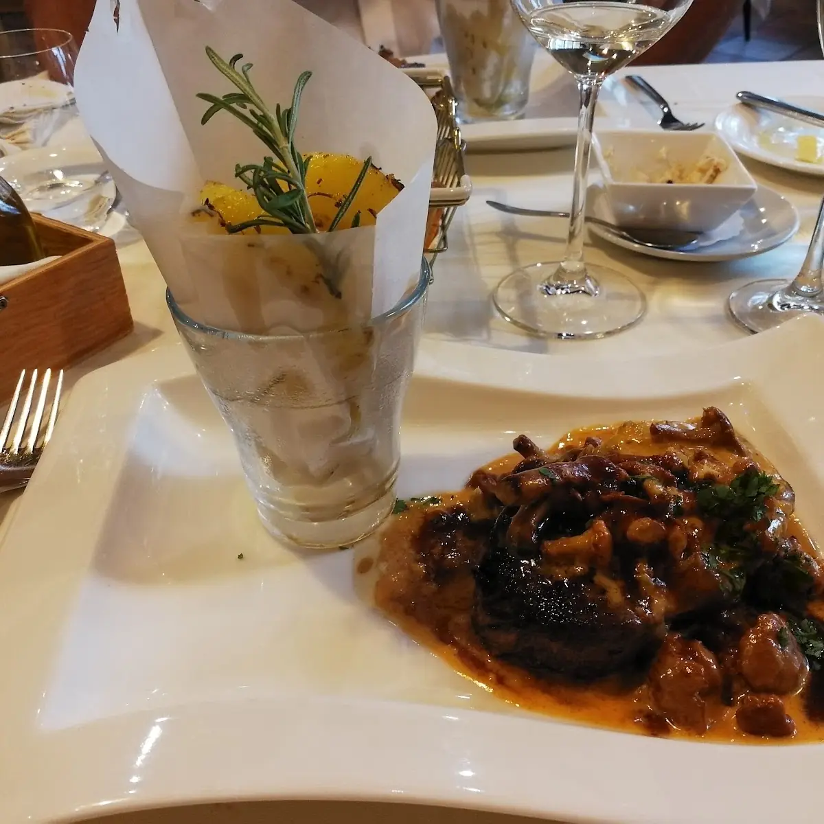 Angus-rind Beiried Eierschwammerl Rosmarinerdäpfel