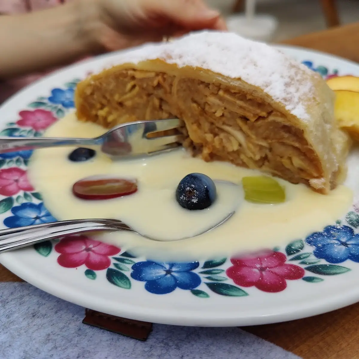 Apfelstrudel Mit Sahne Oder Vanillesauce
