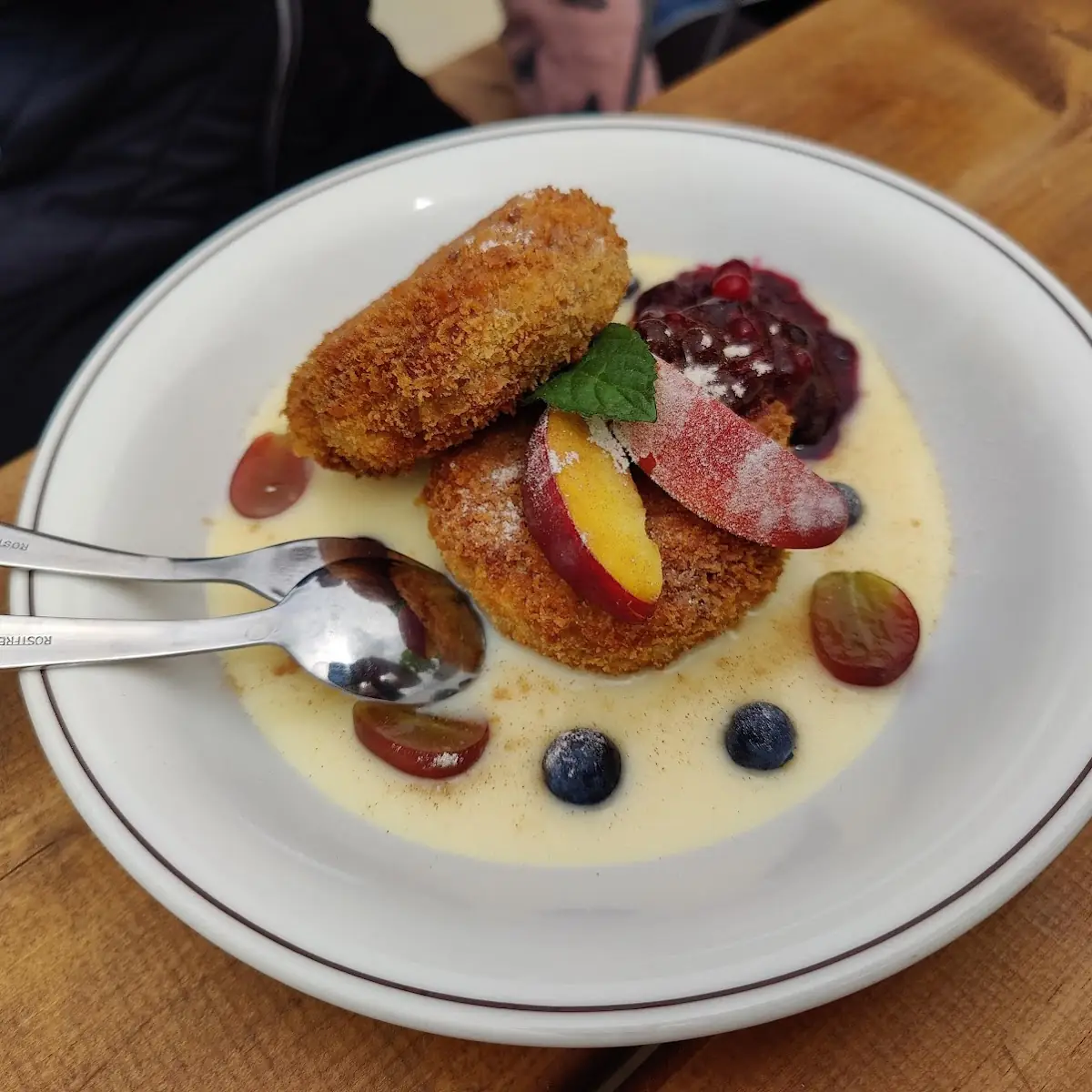 Süsse Pressknödel Mit Vanillesauce Und Beerenkompott