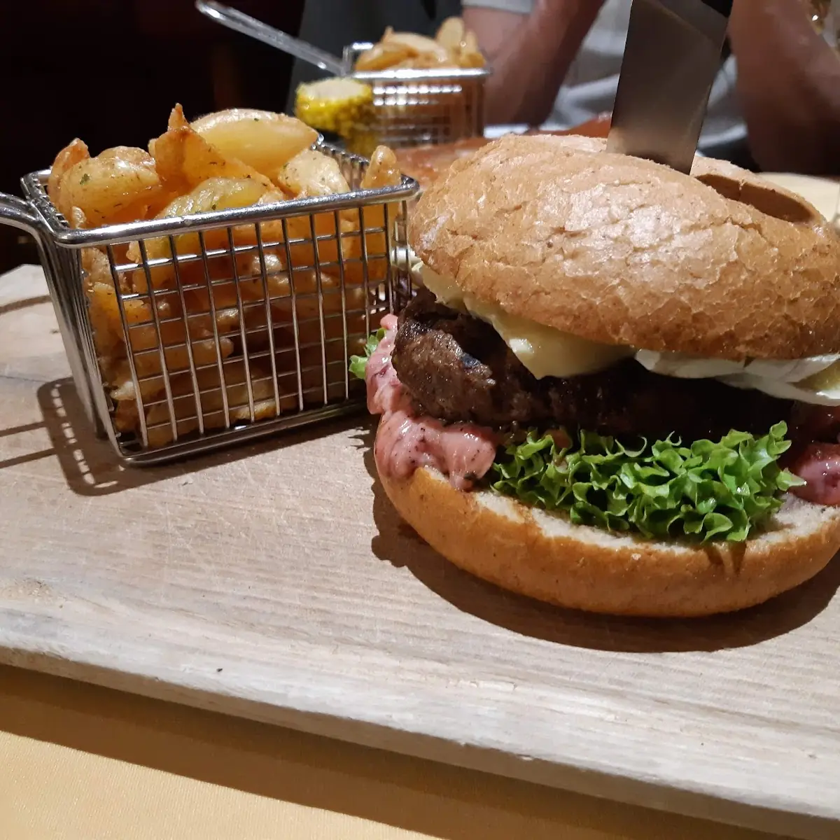 Hamburger With Camamber Chise