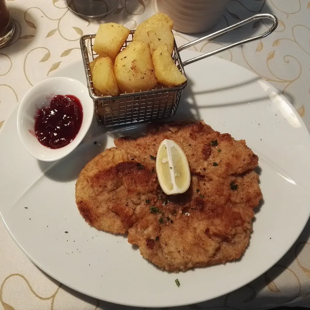 Kalbs Wiener Schnitzel Mit Bratkartoffeln